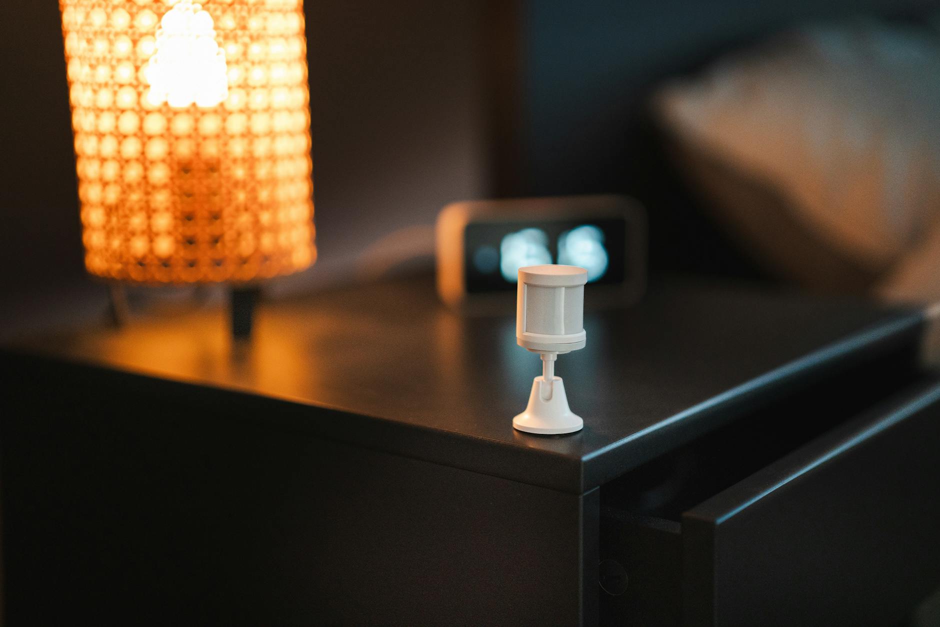 Smart Home Steuerung in modernem Wohnhaus